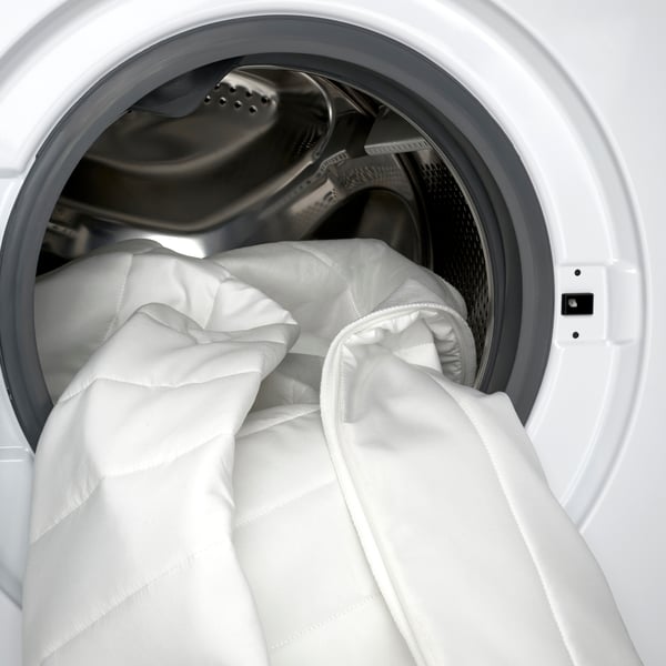 Une housse de surmatelas à la machine à laver