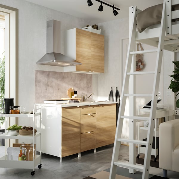 Cocina ENHET blanca con cubiertas de madera