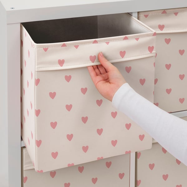 A heart pattern/pink REGNBROMS box