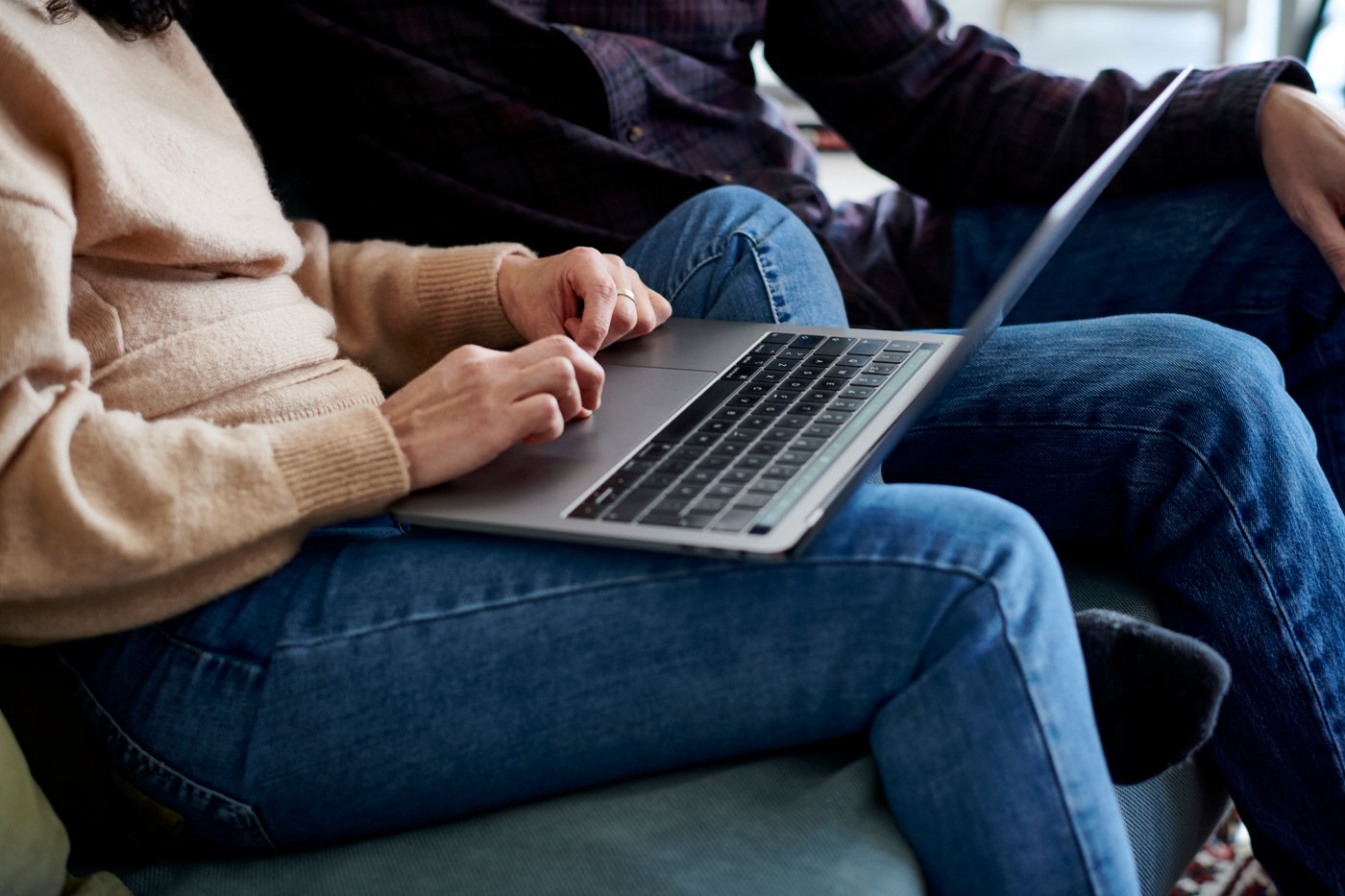 Due persone stanno pianificando la nuova cucina comodamente seduti sul divano di casa