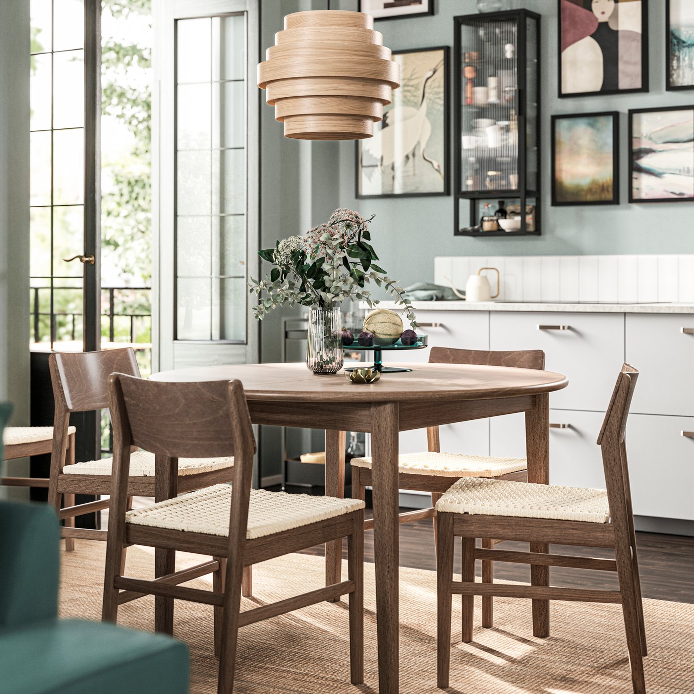 Et brunt SKANSNÄS bord med stoler.