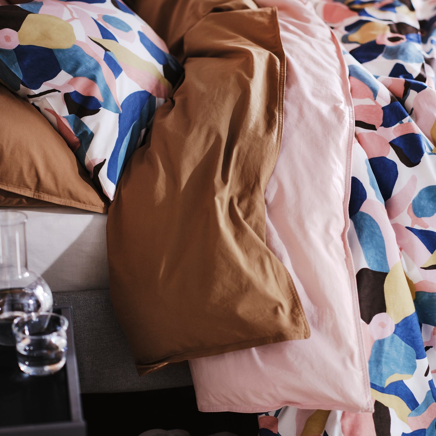 A white/multicolour VIDEOXBÄR duvet cover and pillowcase in the bedroom