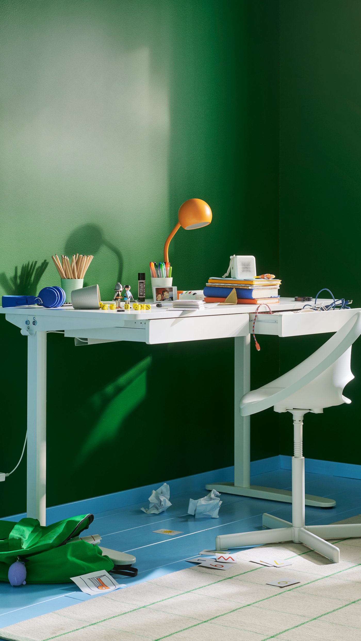 A dimmable/orange KORVSNÖRE LED desk lamp in the childrens room