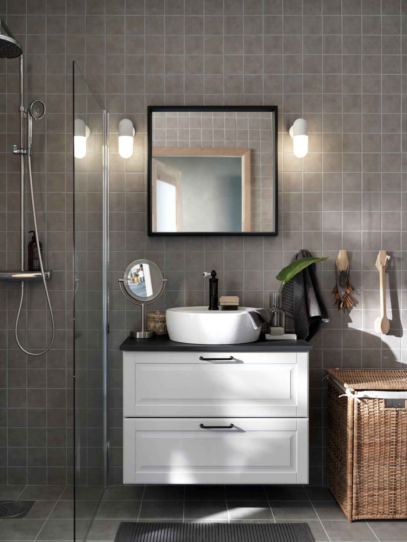 A battery-operated KAITUM mirror with integrated lighting in the bathroom