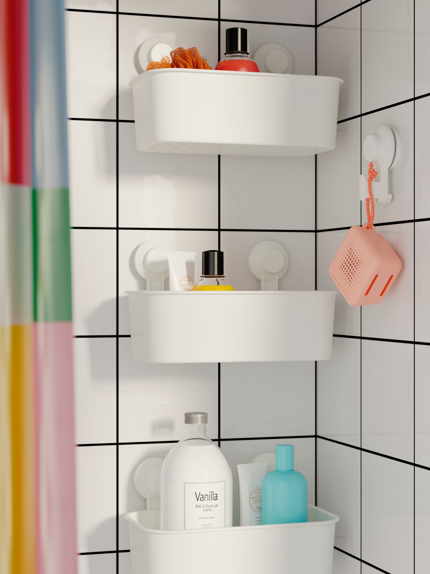 Trois paniers TISKEN munis de ventouses, suspendus verticalement en rangée près d'un rideau de douche coloré et d'une enceinte Wi-Fi rose.