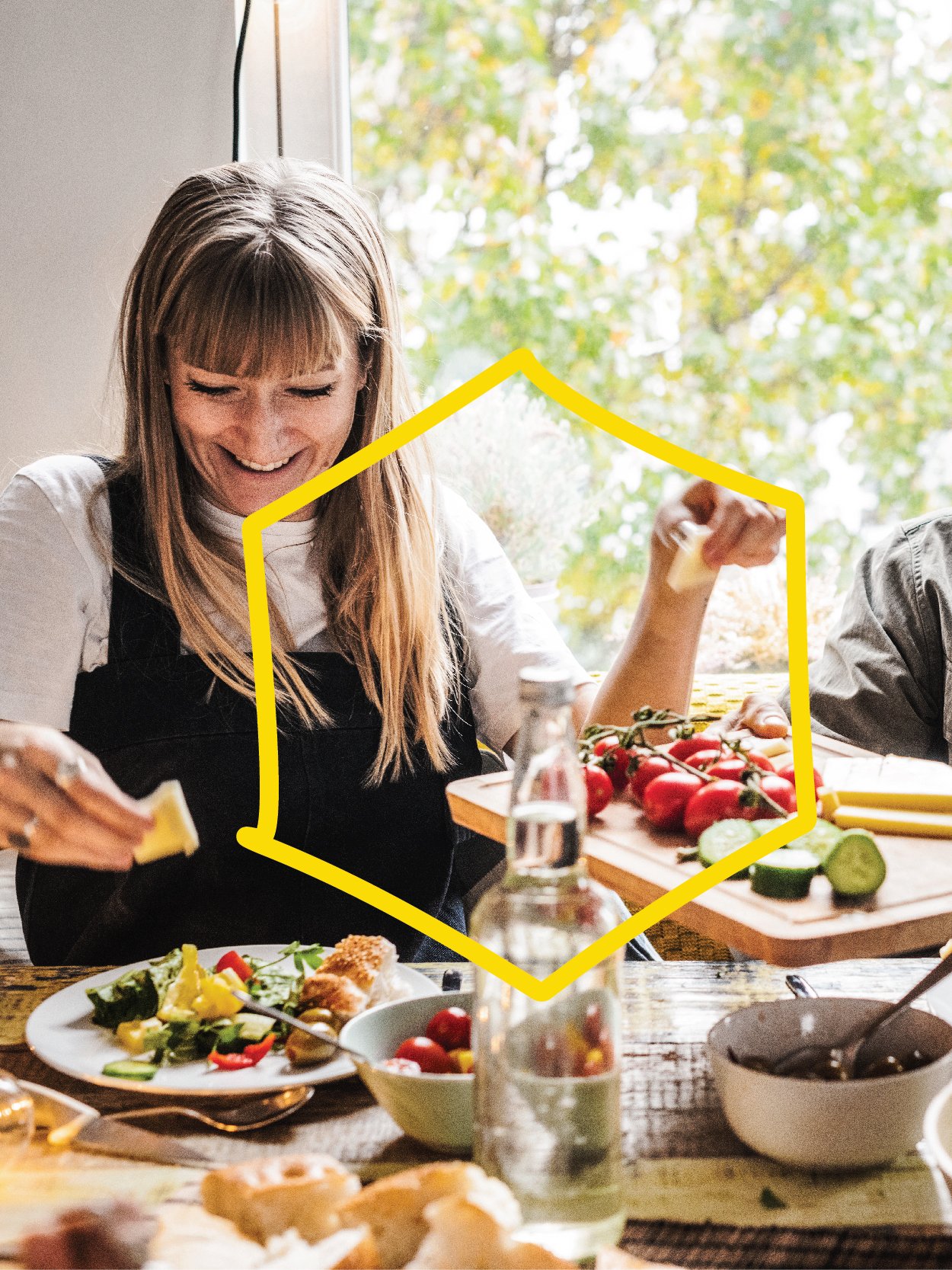 楽しそうに食事をしている