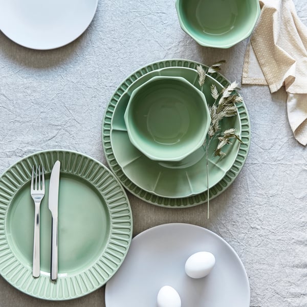 A stainless steel BEHAGFULL 24-piece cutlery set in the dining room