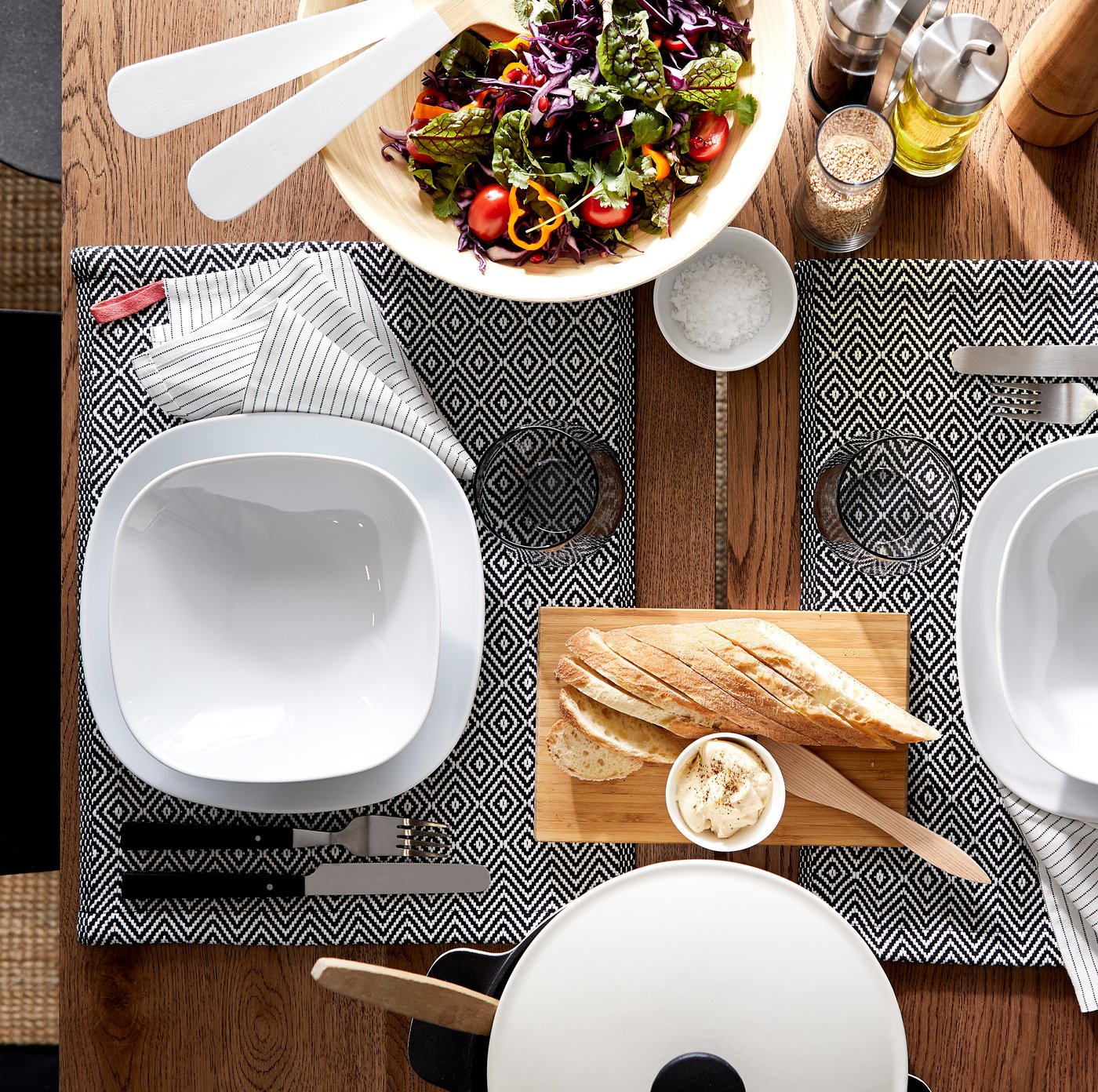 A white VÄRDERA 18-piece service in the dining room