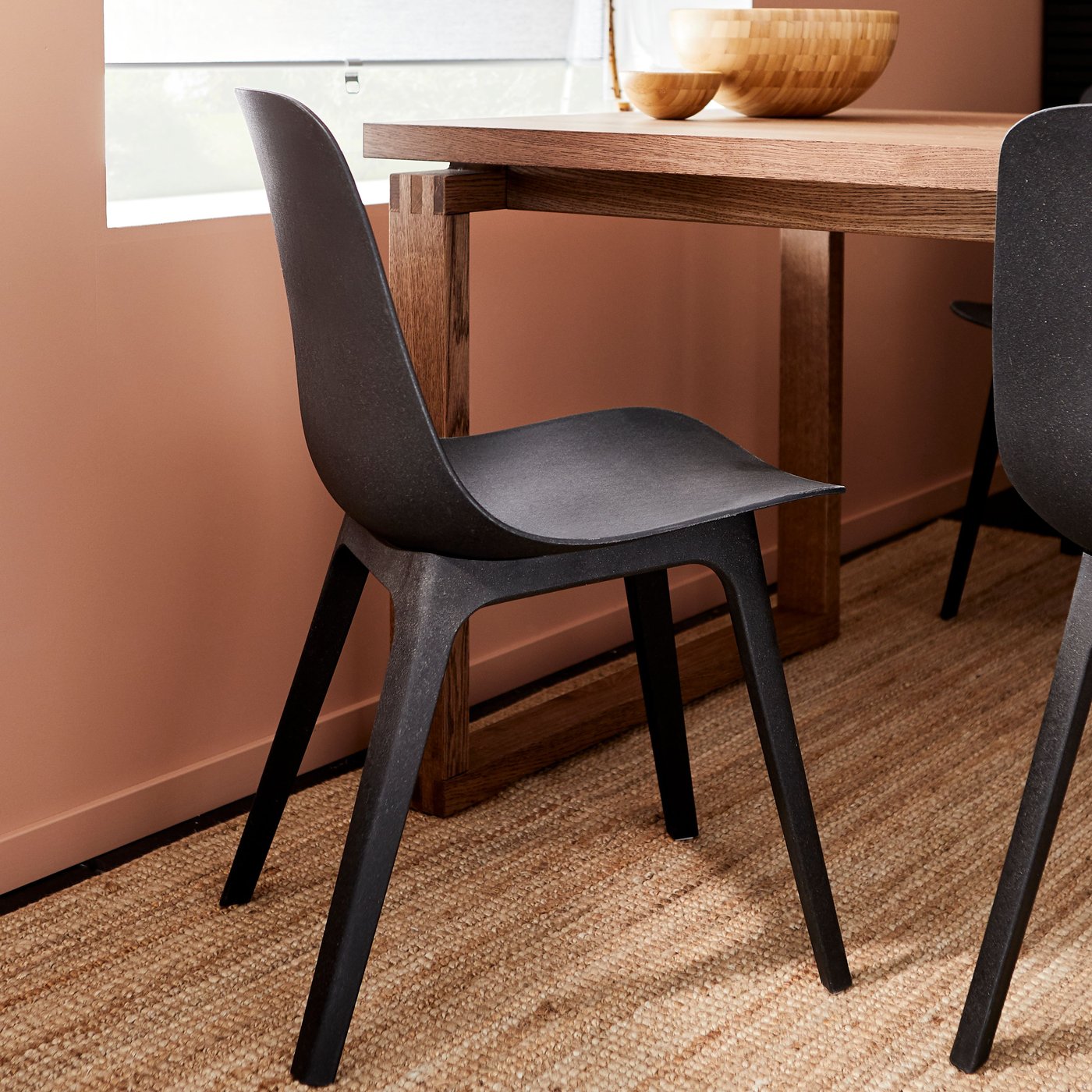 An anthracite ODGER chair in the dining room