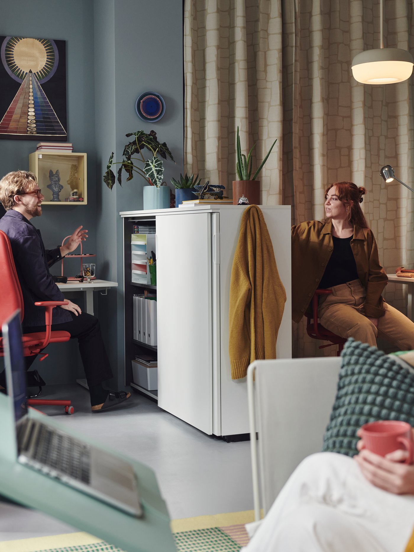 A dark pink KEJSERLIG mug