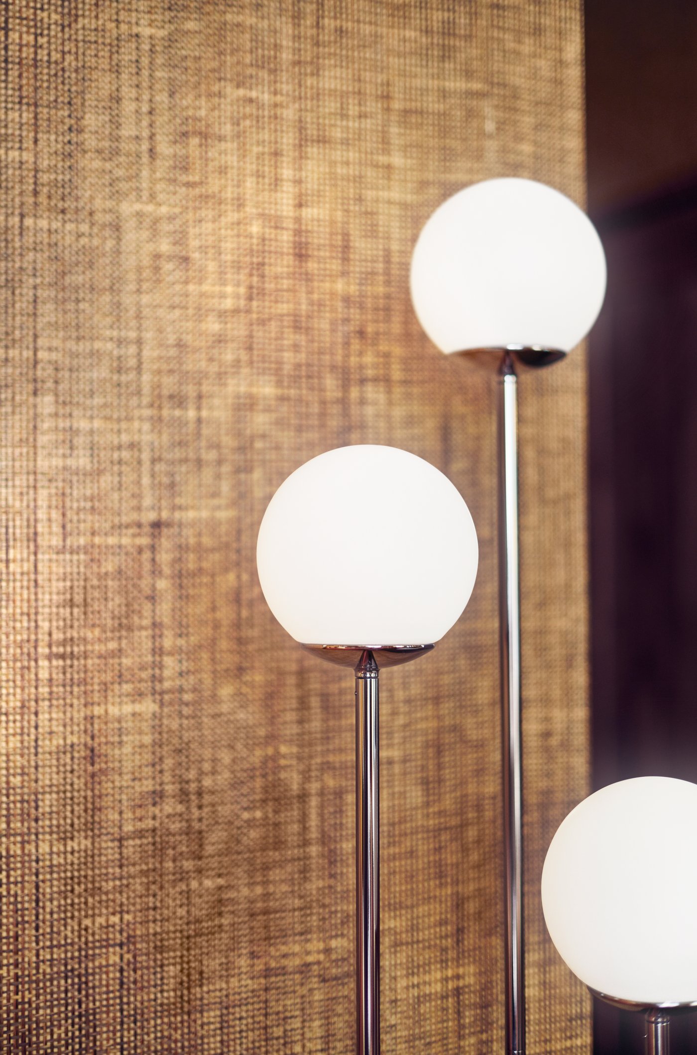 Lampadaire SIMRISHAMN en verre blanc opale et chrome