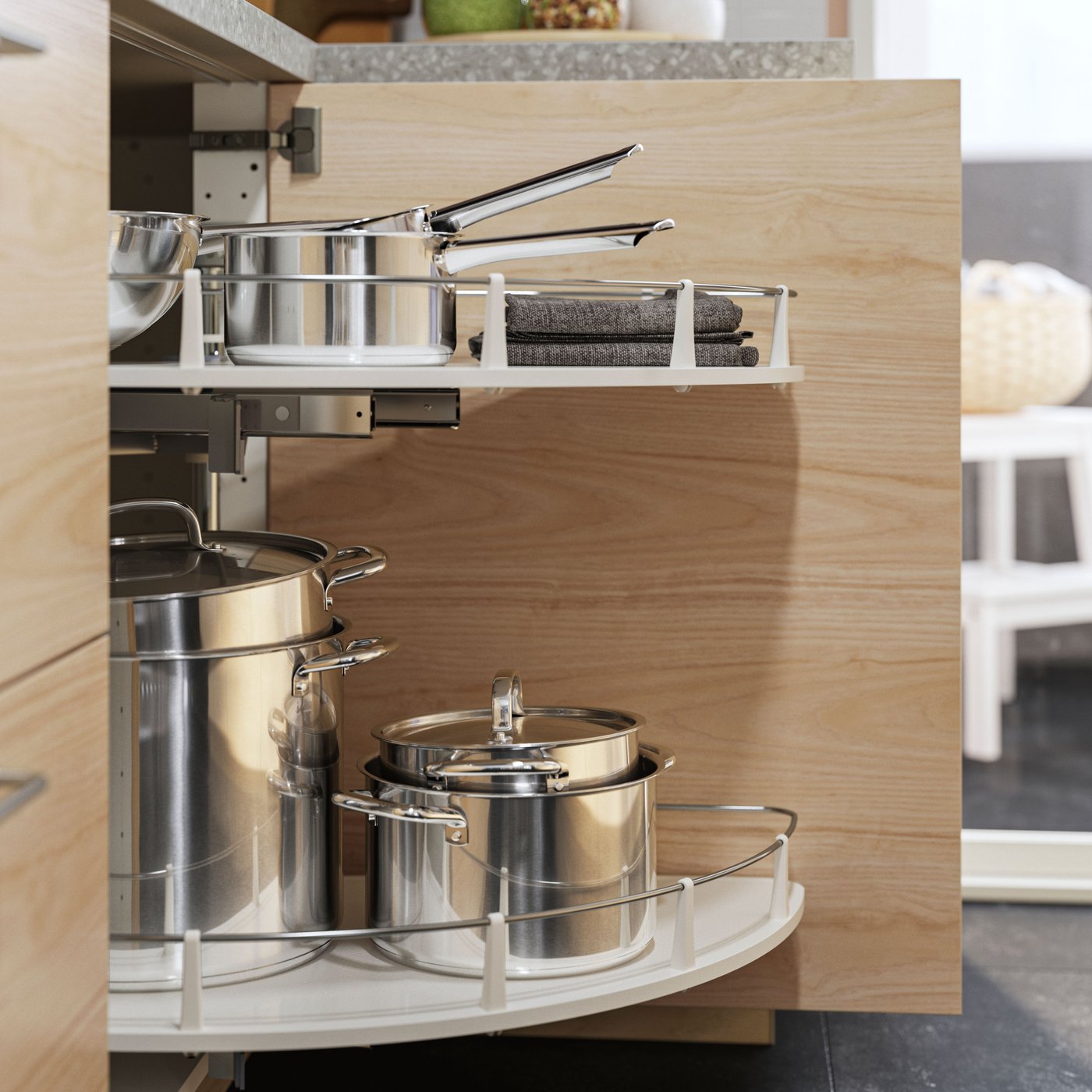 IKEA 365+ Töpfe mit Deckel sind hier in einem UTRUSTA Auszug für Eckunterschrank in einem Schrank in heller Eschenachbildung zu sehen.