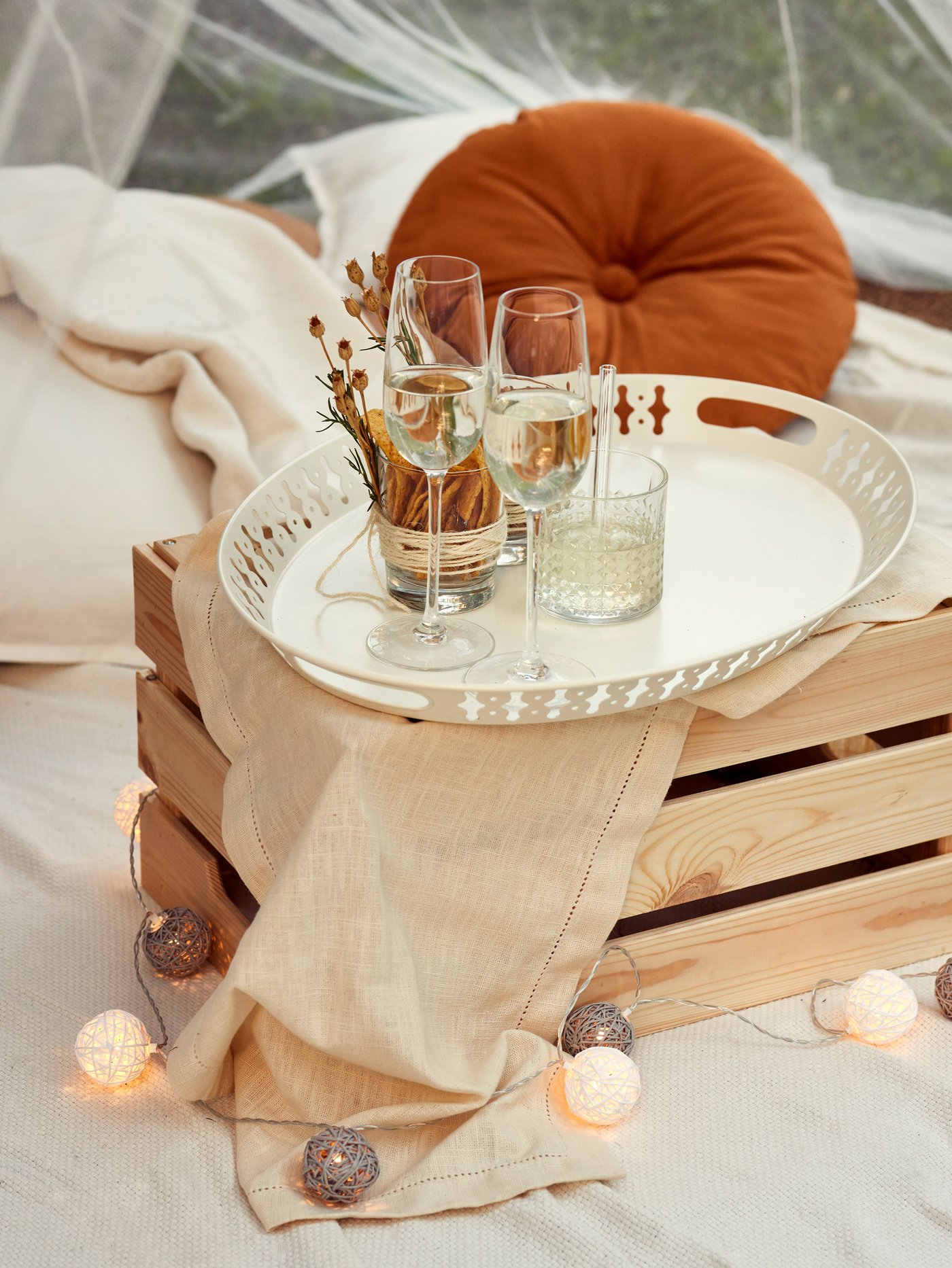 KRANSBORRE cushion in golden brown.