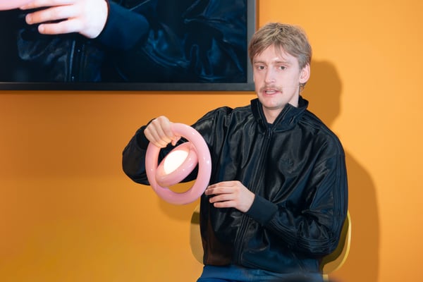 デコレーションテーブルランプを持つ、Gustaf Westman氏