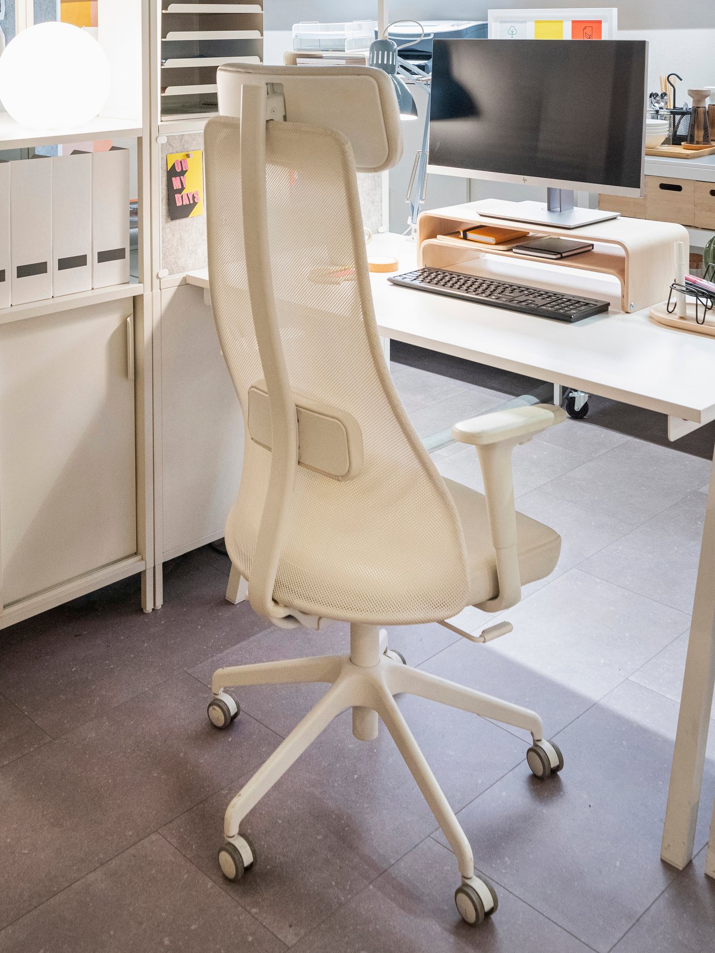 Sedia da ufficio JÄRVFJÄLLET bianca.