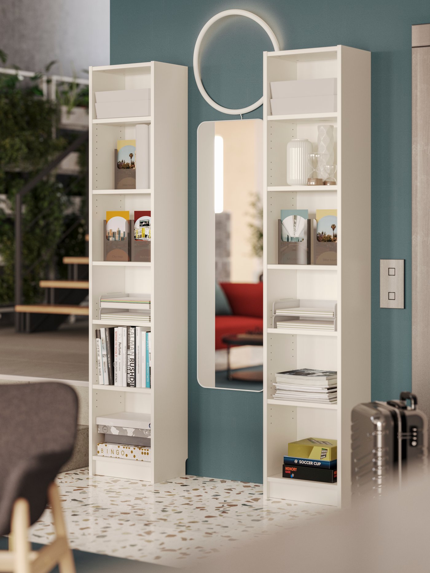 Deux bibliothèques BILLY blanches, remplies de brochures touristiques et de magazines, encadrent un miroir situé à côté d'un ascenseur dans le hall d'un hôtel.