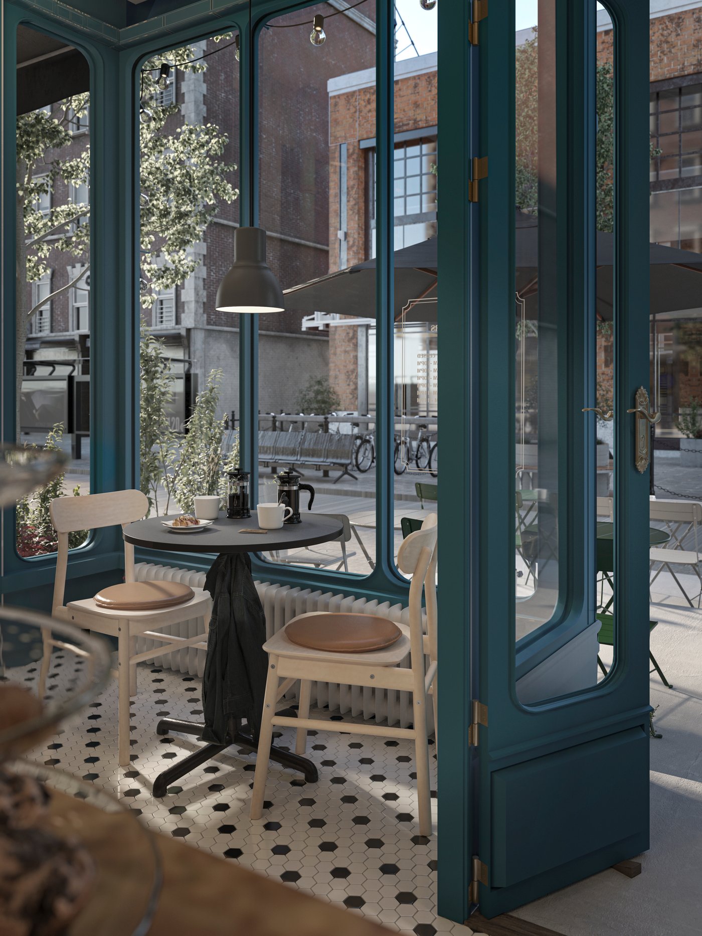 Una mesa STENSELE con cafeteras y tazas, y dos sillas RÖNNINGE de abedul a su alrededor junto a una ventana dentro de una cafetería.