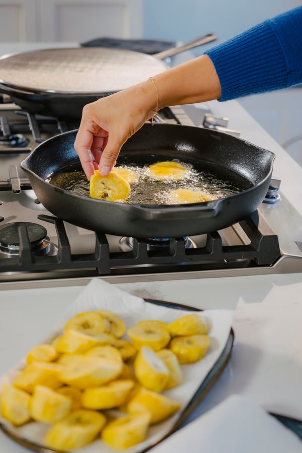 fritando tostones