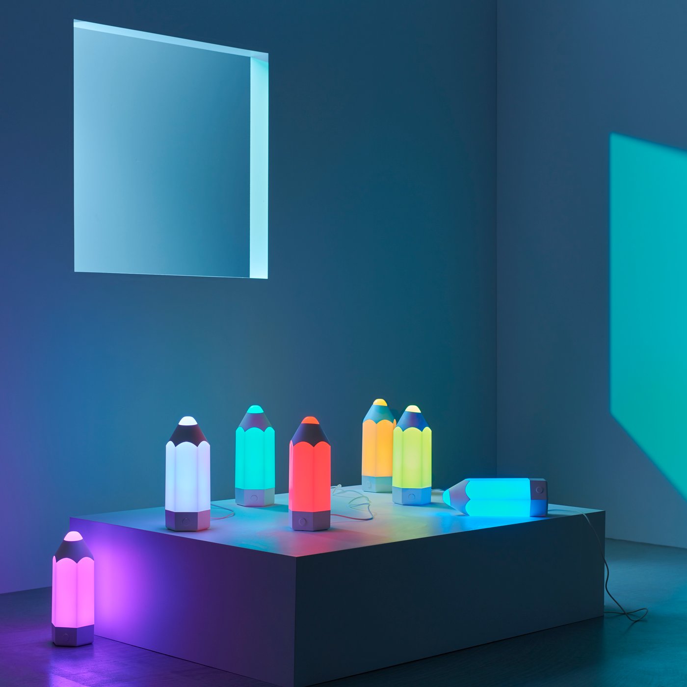 Vícebarevná stolní lampa PELARBOJ LED v dětském pokoji