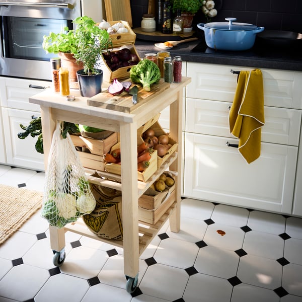 A natural KUNGSFORS net bag in the kitchen