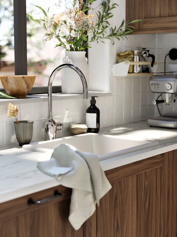 HAVSEN traditional white sink with black tap.