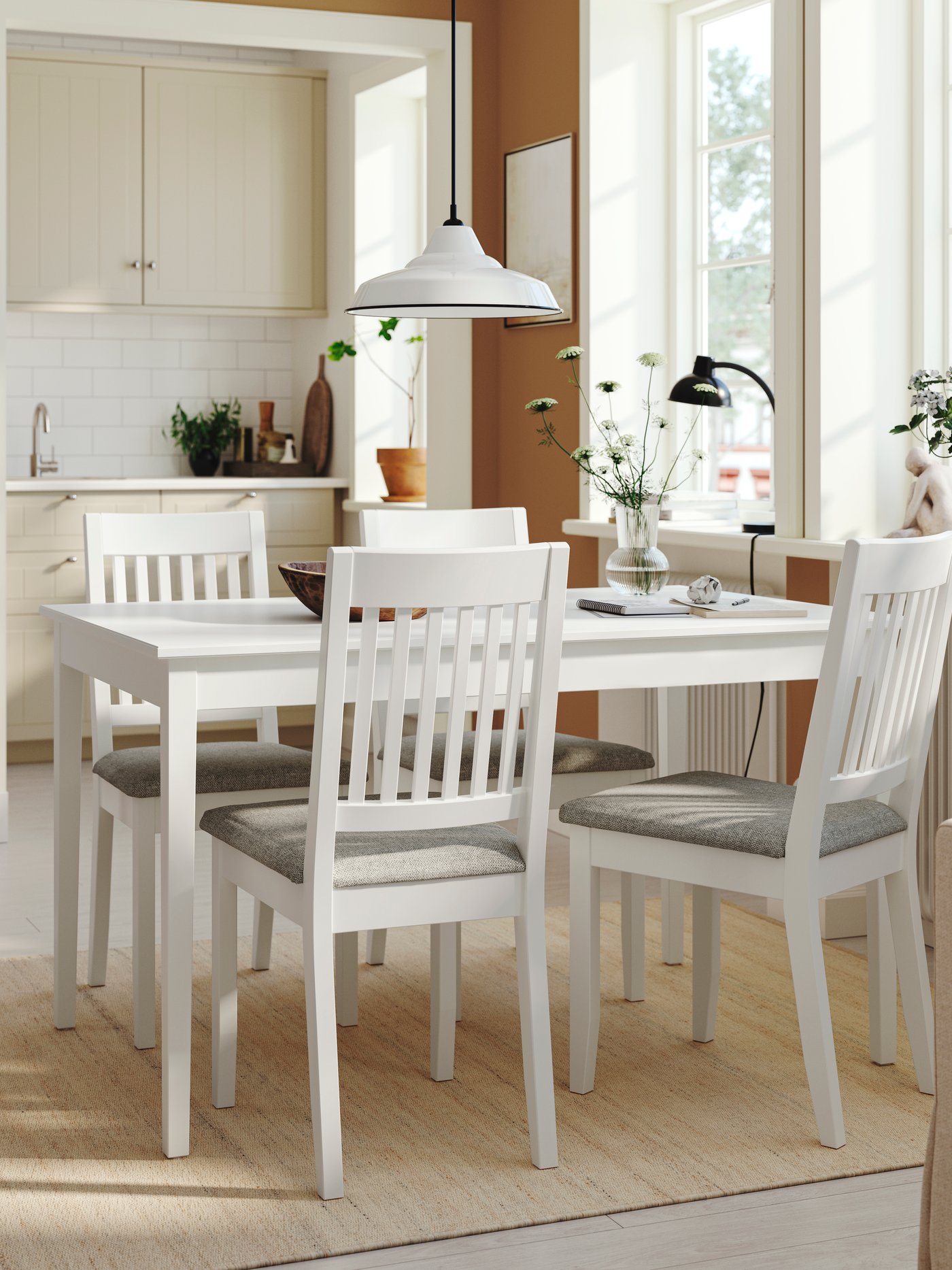A white/white Tibbleby beige-grey NÄSINGE table and 4 chairs in the dining room