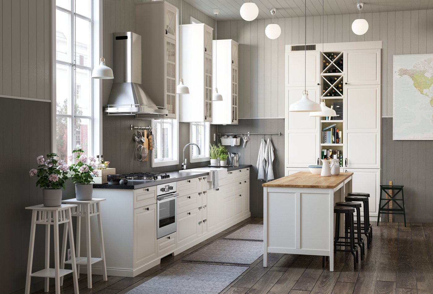 La cuisine IKEA TORNVIKEN comprend des étagères de rangement ouvertes et fermées et des éléments blancs de différents formats pour vos rangements.