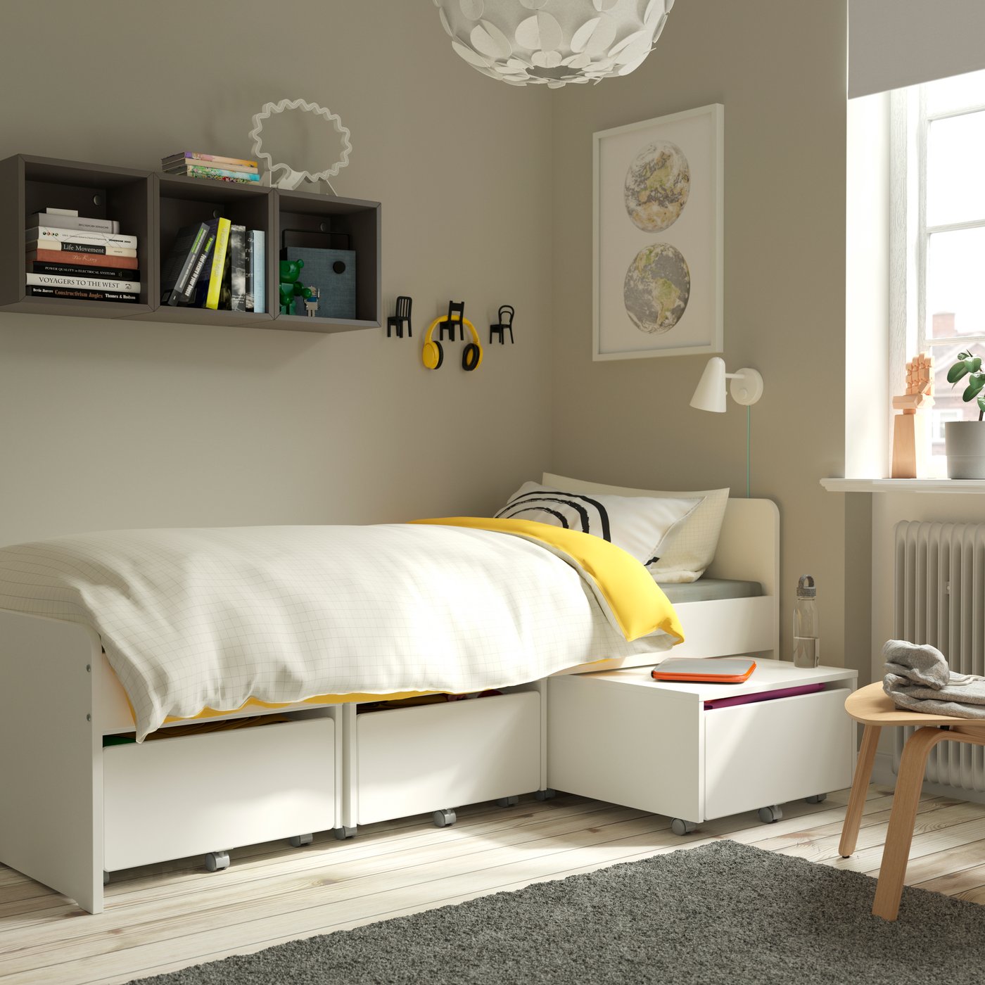 Un letto SLÄKT con contenitori bianchi e lenzuola bianche all'interno di una stanza per un bambino. 