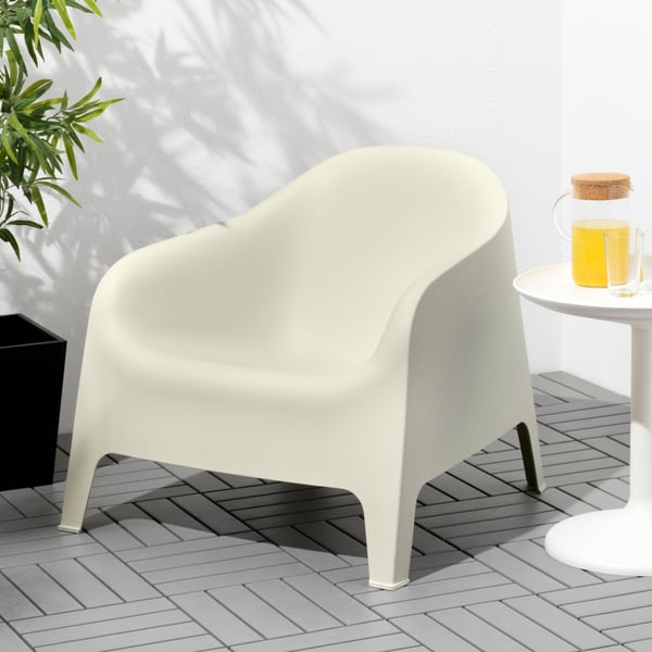 A beige SKARPÖ armchair, outdoor