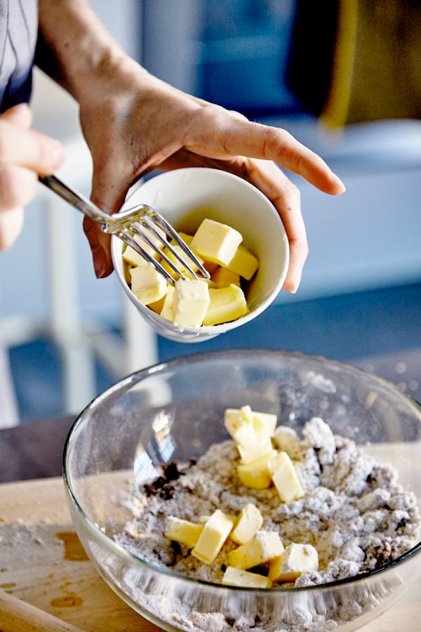 A clear glass BLANDA serving bowl