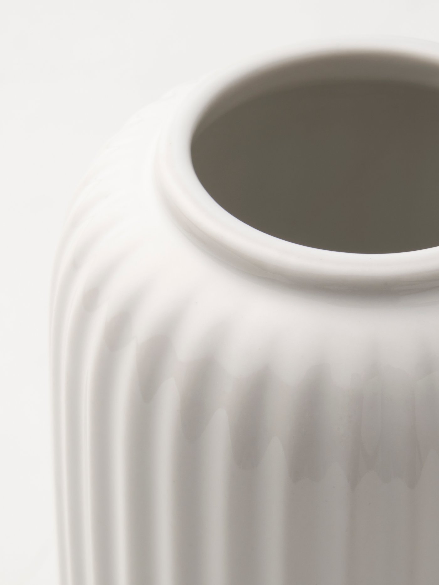 Productos de decoración en color blanco.