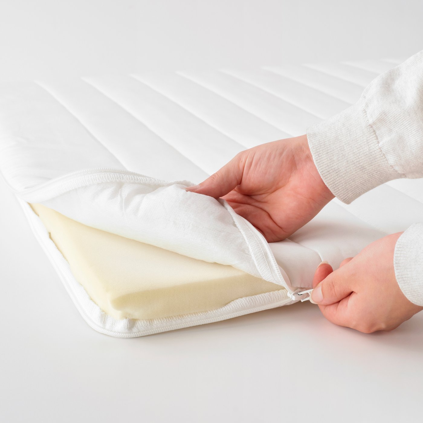 A white NÄSFJÄLLET mattress pad
