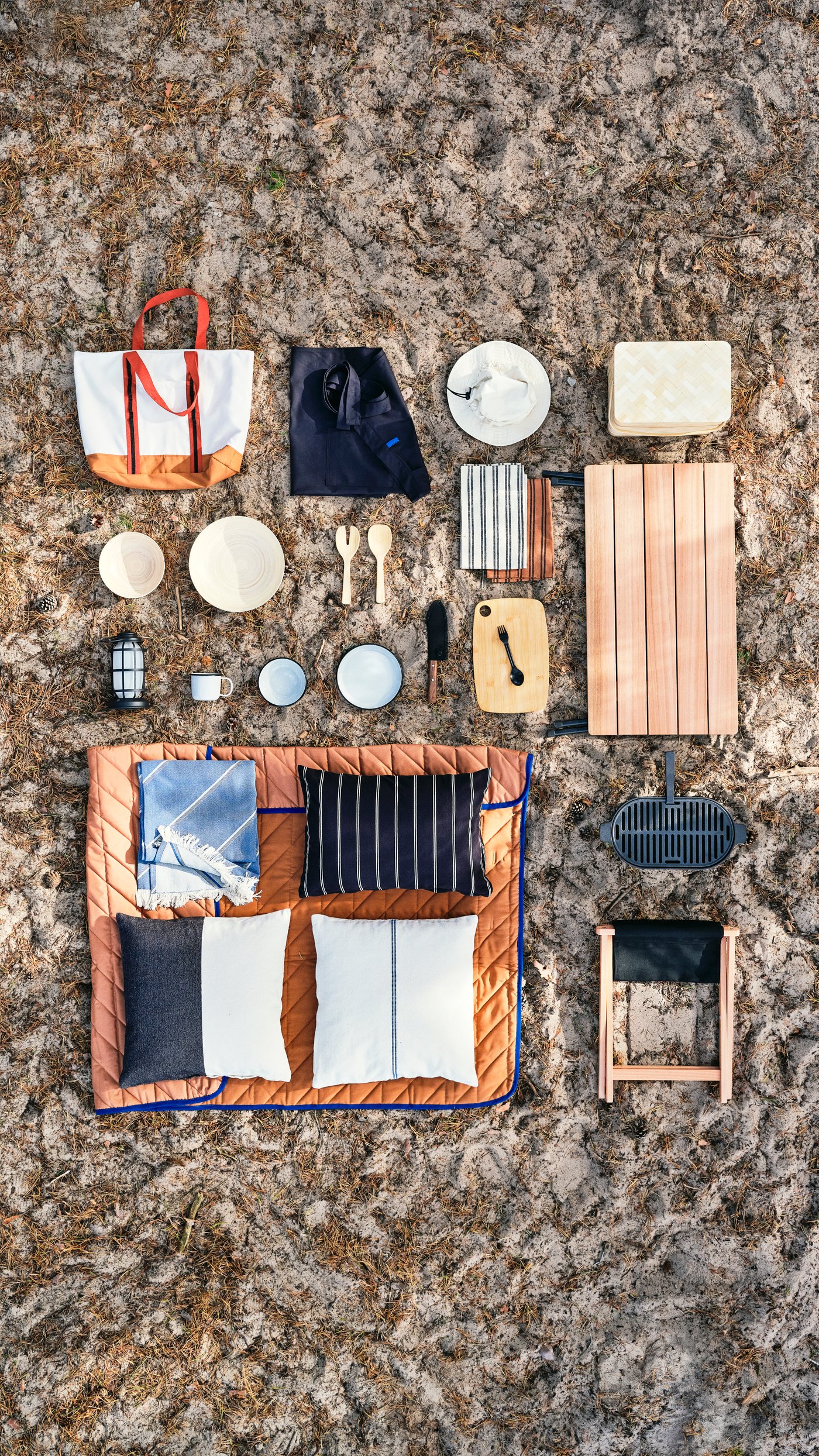 A black SOLUPPGÅNG waist apron outside