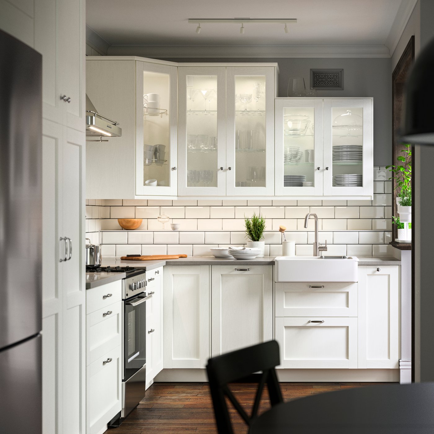 ห้องครัวพร้อมหน้าลิ้นชัก ENKÖPING/เอียนเชอปิง สีขาว, เตาสเตนเลส ÖRMINGE/เออร์มิงเง, อ่างซิงก์ HAVSEN/ฮาฟเซน และโคมแขวนเพดาน SVARTNORA/สวาร์ตนูรา