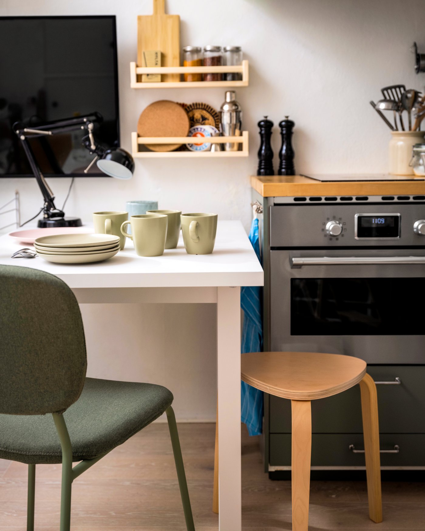 En KYRRE pall i björk och ett vitt klaffbord.