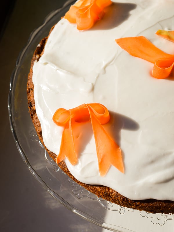 A clear glass ARV BRÖLLOP serving stand with lid in the NA
