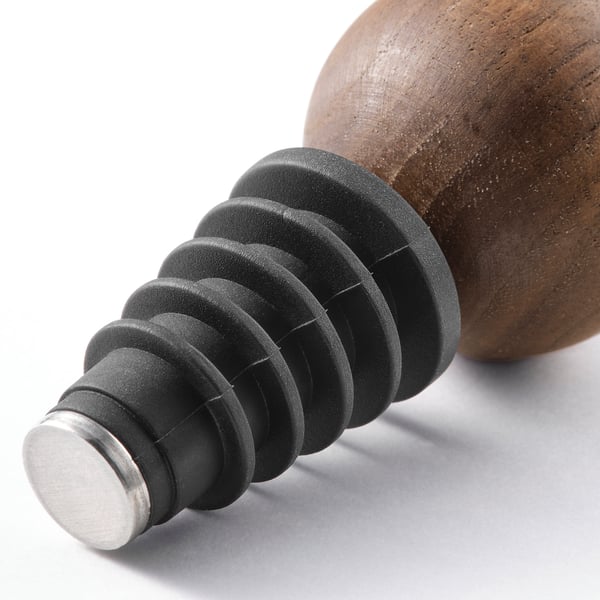 Close-up of a robust bottle stopper made of silicone, wood, and metal, designed to seal bottles and keep beverages fresh.