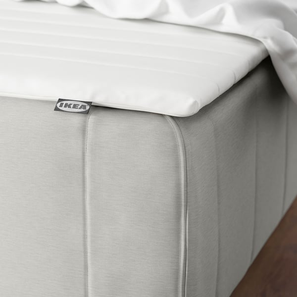 Noise-free pocket springs in mattress prevent disturbing movements. White bed cover is removable for easy washing.