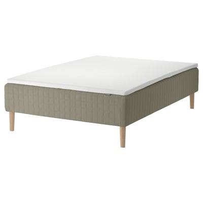 SKÅRER mattress base in green with wooden legs. Modern, sturdy, and cushioned for comfort.