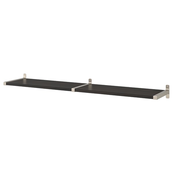 Musta seinähylly BERGSHULT metallikiinnikkeillä, yksinkertainen minimalistinen muotoilu.