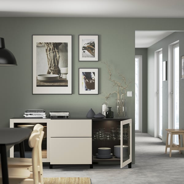 Moderni ruokasali BESTÅ-senkki, jossa on säädettävät hyllyt, laatikot ja lasiovet, joissa on lautaset.