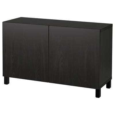 Musta ikea BESTÅ-senkki, jossa on kaksi ovea. Se on tyylikäs, suorakaiteen muotoinen ja seisoo neljällä jalalla. Pinta on sileä ja ovet tasaiset.