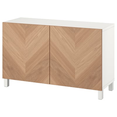 Valkoinen ja vaalea puusenkki, suorakaiteen muotoinen, kaksi ovea, minimalistinen, moderni muotoilu.