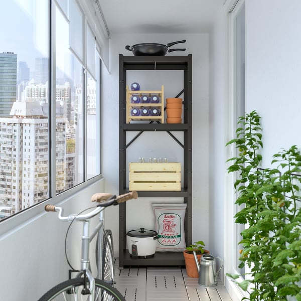Parveke, jossa BROR-musta metallihylly, jossa on ruukkuja, pannuja, purkkeja ja kasveja polkupyörän vieressä ja suuret ikkunat.