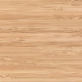 Lähikuva luonnollisesta bambupuusta, sileä ja vaalea, jossa näkyy hienoja syylinjoja.