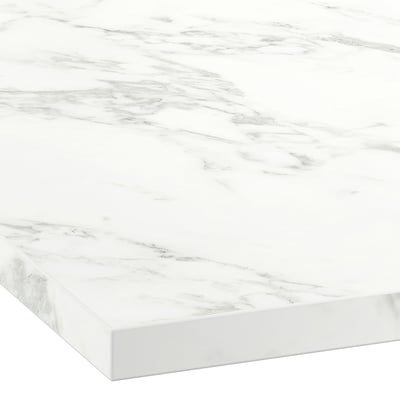 Tässä kuvassa on valkoinen marmorikuvioinen suorakaiteen muotoinen työtaso. Se on tyylikäs ja moderni, valmistettu laminaattimateriaalista.