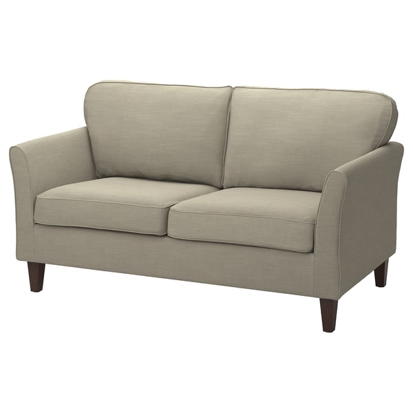 EKHOLMA-beige sohva, jossa on hienostunut, hienovarainen tekstuuri ja puiset jalat. Siinä on perinteinen muotoilu, jossa on kaksi tyynyä ja tyylikkäät putkistot.
