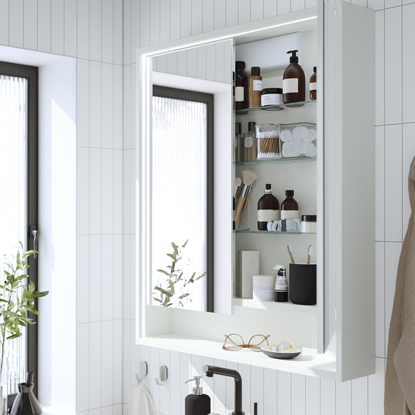 Peilikaappi valoilla: säilytystilat, hygieniatuotteet, heijastaa tilaa.