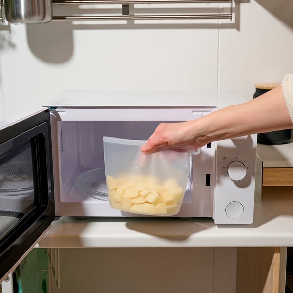 Uudelleenkäytettävä mikroaaltouunipussi sisällä, valmis lämmitykseen.