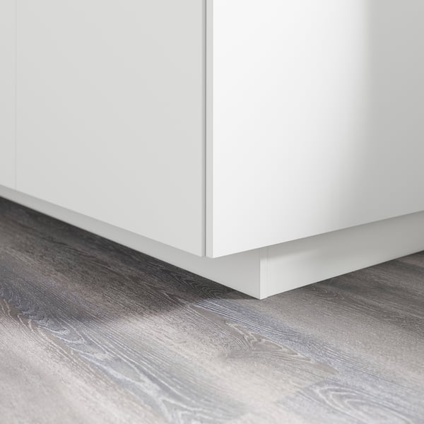 Valkoinen kaapin jalusta, jossa sokkeli, joka peittää lattiaraon, osa IKEA Metod -sarjaa.